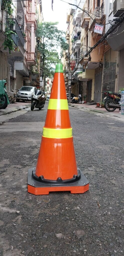 Cọc tiêu giao thông nhựa giá rẻ: lựa chọn bền cho nhà thầu