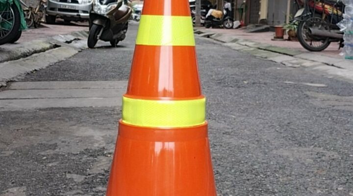 Cọc tiêu giao thông nhựa giá rẻ: lựa chọn bền cho nhà thầu