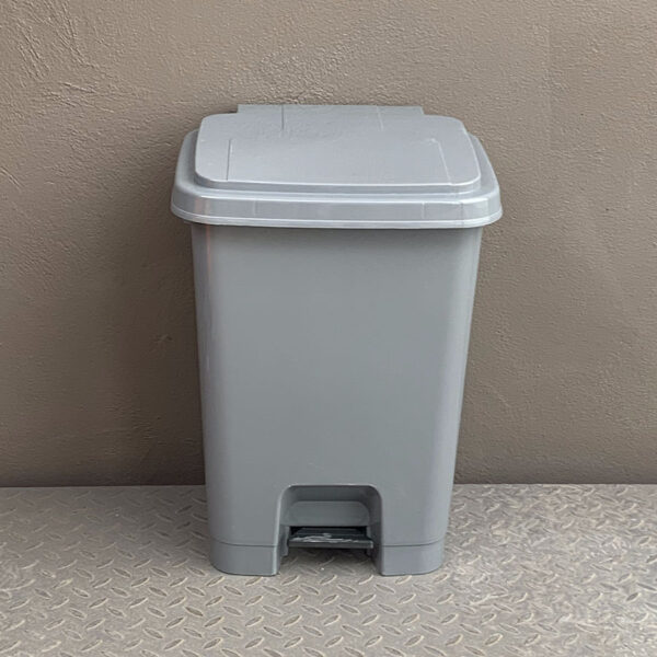 thùng rác 60l có nắp Nhật Quang màu xám, bàn đạp phía trước